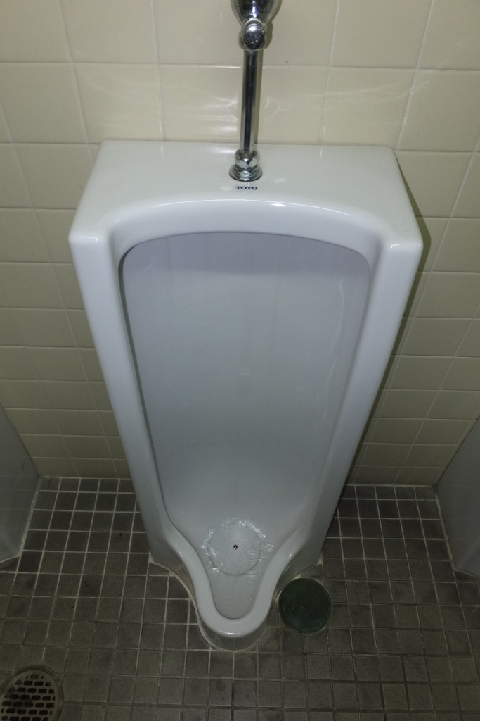 市営会館 男子トイレ掃除/小便器詰まりトラブル解消 アクアDr. トイレ詰まり・排水管高圧洗浄はお任せ