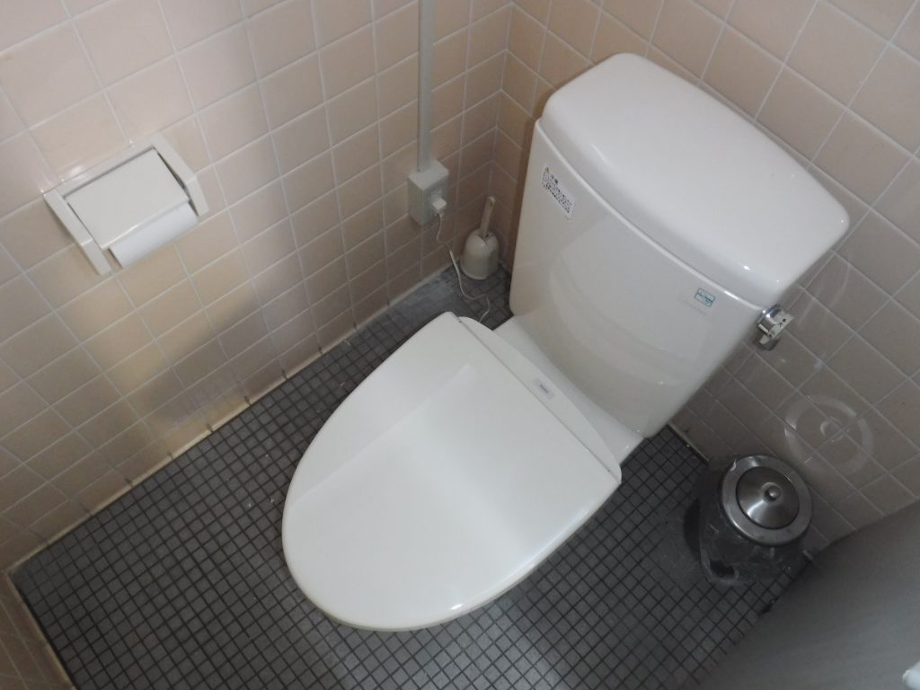 共同女子トイレ/TOTO暖房便座取替 アクアDr. トイレ詰まり・排水管高圧洗浄はお任せ