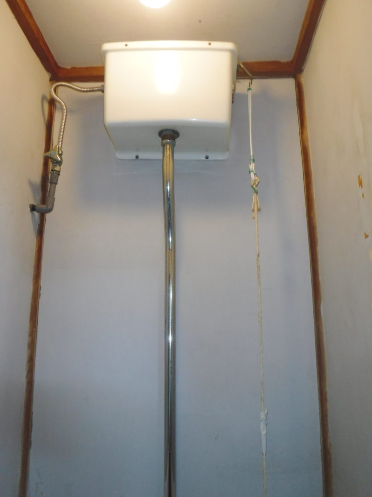 和便器の水が流れない/原因はレバーの紐が切れてました。 アクアDr. トイレ詰まり・排水管高圧洗浄はお任せ