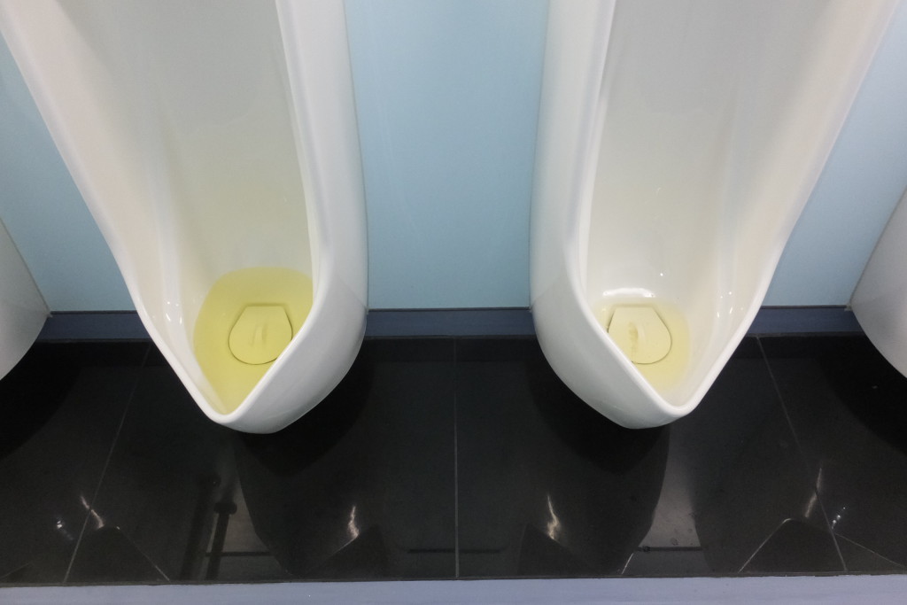 学校トイレつまり解消 小便器が詰まった アクアドクター トイレ詰まり 排水管高圧洗浄の水道業者