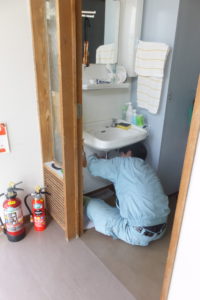洗面器パイプ水漏れ修理中