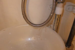 洗面台の床下から水漏れの原因