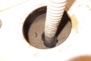 洗面台下の排水管に排水パイプが入っています