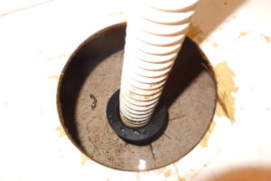 洗面台排水管と洗面台排水パイプの間にゴムジョイントを入れます