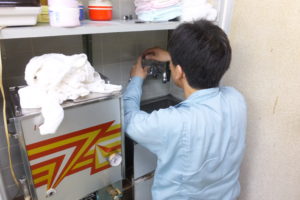 水漏れ混合栓のパッキン取り換え修理中