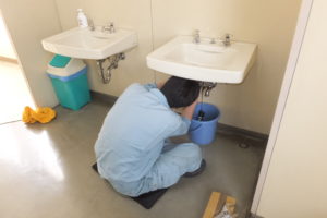 洗面器排水パイプ交換作業中