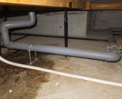 キッチンの排水配管から溢れた水が床下土間に漏れていました