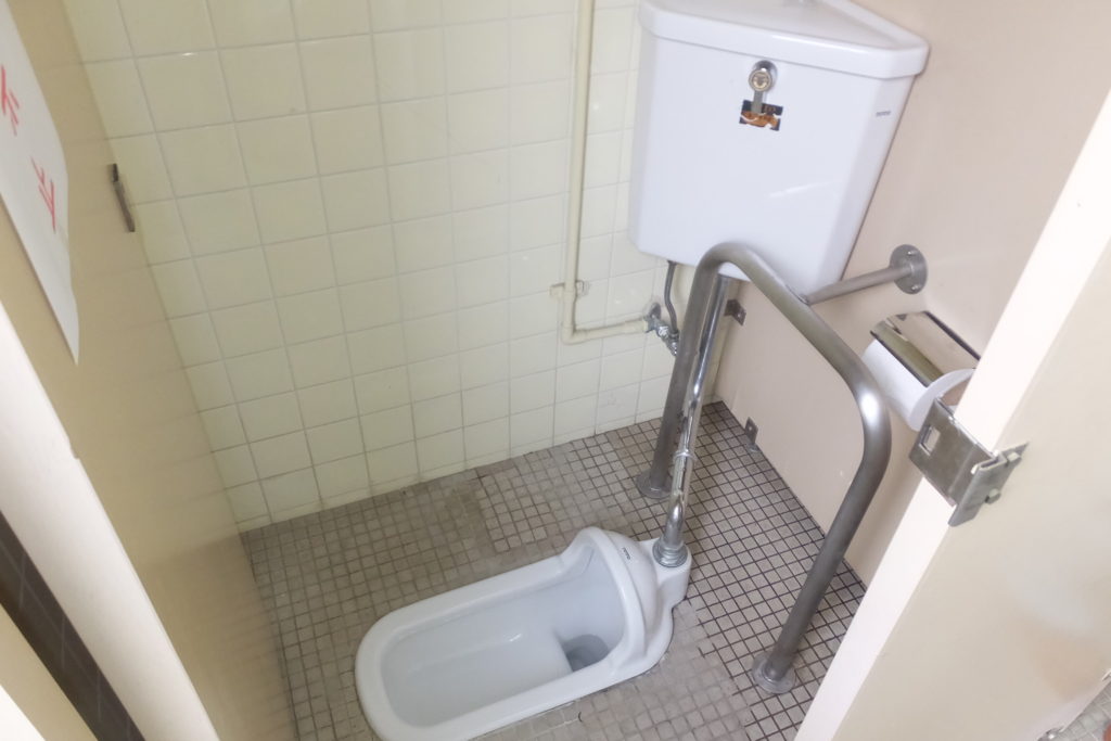 男子トイレ水漏れ 和便器の水が出ない修理 アクアドクター トイレ詰まり・排水管高圧洗浄の水道業者