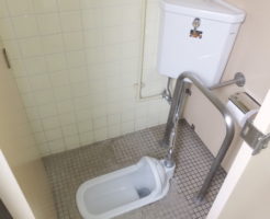 男子トイレ和便器水漏れ
