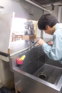 キッチン台付けシングルレバー水栓水漏れ修理中