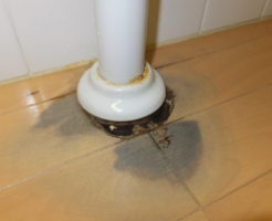 トイレ床の配管から逆流し溢れ水漏れ
