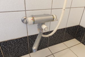 取り換え前のバスシャワー混合水栓