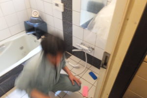 お風呂のバスシャワー水栓取り換え作業中