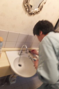 洗面器水栓の修理作業中