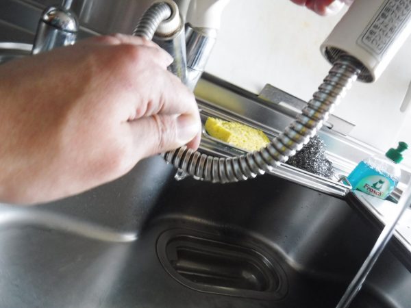 キッチンシングルレバー水栓ホース部分水漏れ