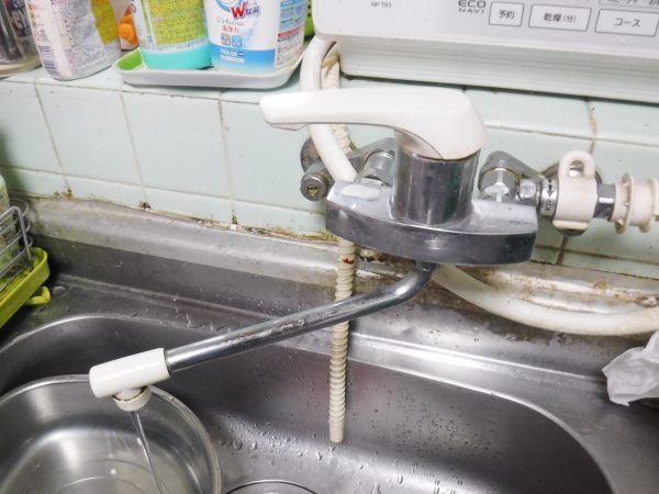 台所壁付シングルレバー混合水栓の水が止まらない状態