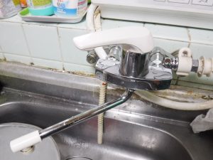 修理後水が止まるようになったキッチンシングルレバー水栓