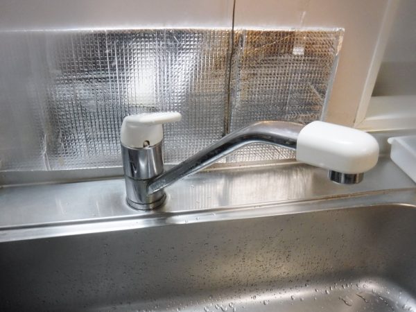 水漏れしているキッチンシングルレバー水栓