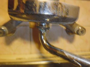 キッチン混合水栓の吐水口根元部分から水漏れ