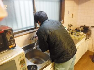 台所のキッチンシングルレバー混合水栓の取り換え交換中