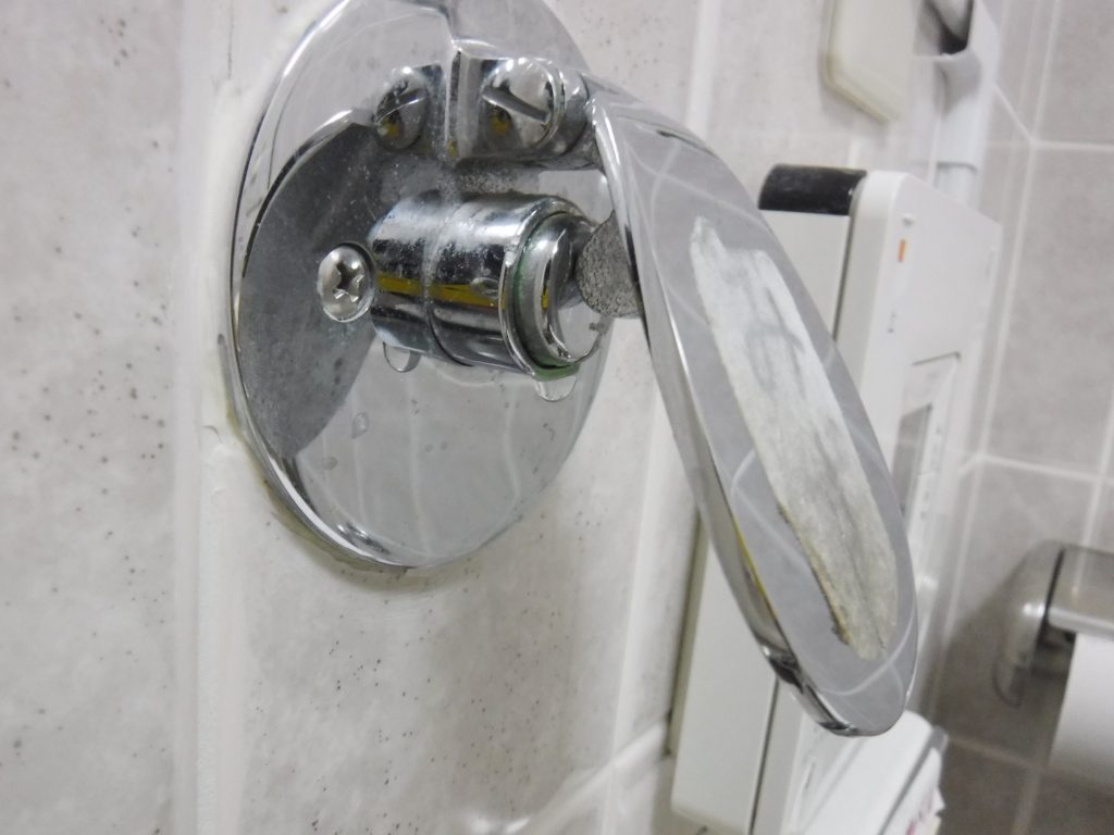 トイレ修理 TOTO/水漏れレバーボタンの取替交換作業 アクアドクター トイレ詰まり・排水管高圧洗浄の水道業者