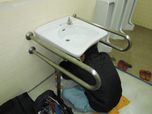 洗面下に潜り水道部品交換中