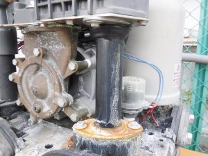 この部分から滝のように水漏れを起こしていました