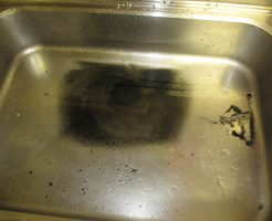 キッチンの排水口から配管にかけて真っ黒な汚水が出てきました