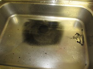 キッチンの排水口から配管にかけて真っ黒な汚水が出てきました