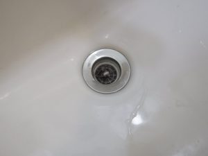 洗面台の排水口も汚れています