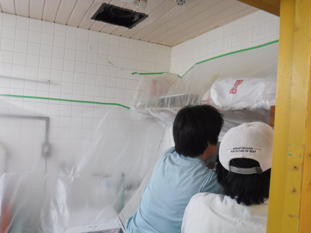 水道工事前にトイレフロア内を養生してほこりがかからないように、