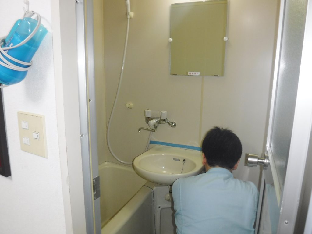 洗面器目地補修作業中