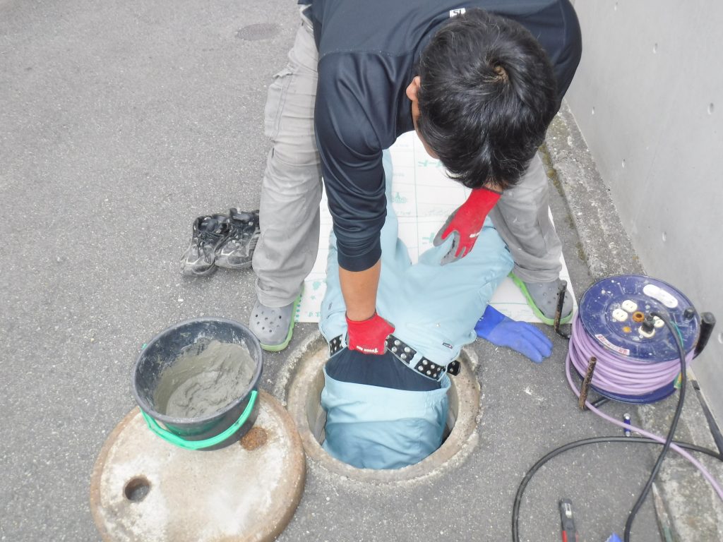 深さ1mコンクリート排水升の底割れの補修 アクアドクター トイレ詰まり 排水管高圧洗浄の水道業者