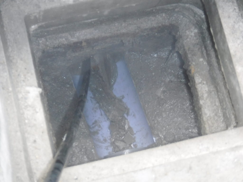 排水管を高圧洗浄するとセメントの塊が出てきました