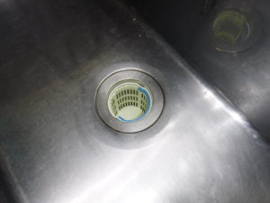 排水口にゴミ入れのカゴを入れました