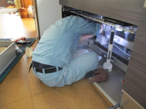 キッチン下に設置されている浄水器のカートリッジ交換
