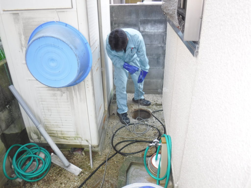兵庫県伊丹市での排水管まとめてパイプクリーニング中