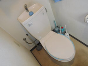 1階トイレ普通便座が取り付けられている状態