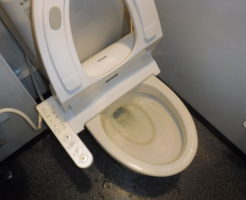 大阪府池田市でのカラオケボックストイレ詰まり修理作業