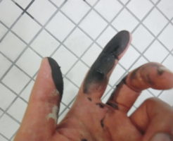 ゴム部品の部分を触ると手が真っ黒になりました