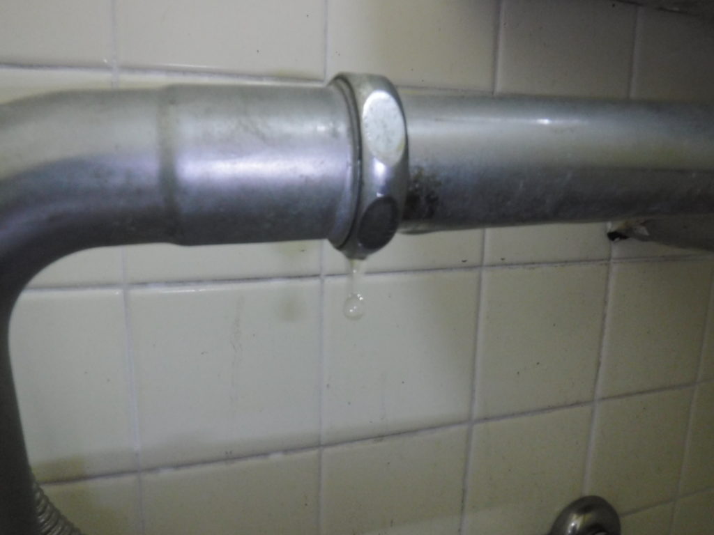 トイレ配管洗浄管水漏れ