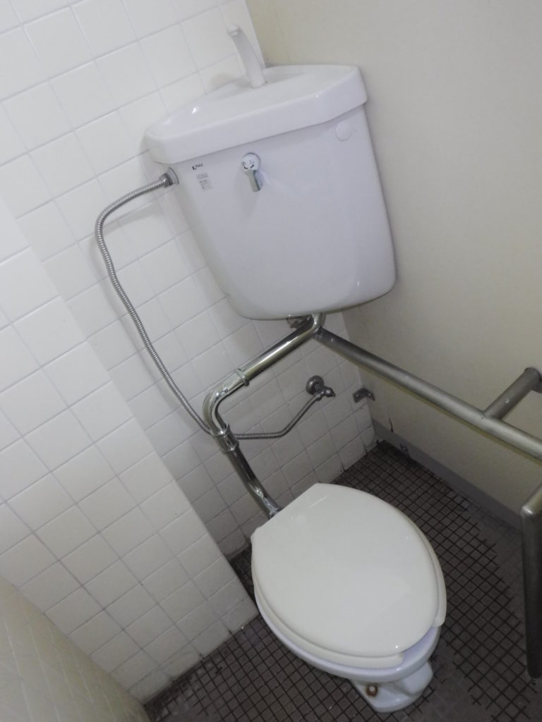 トイレ水道水漏れ修理/洗浄管、タンク、便器内部品の一式取替交換作業 アクアドクター トイレ詰まり・排水管高圧