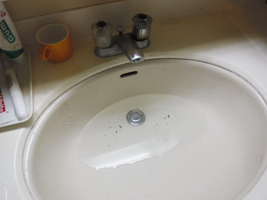 洗面台の排水口のフタの故障で水が流れなくなりました