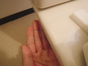 大阪府池田市でのトイレの便器上あたりから水が漏れてきています