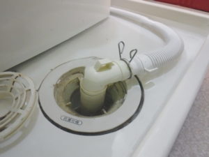 洗濯機排水が逆流して蓋が浮いてしまいました