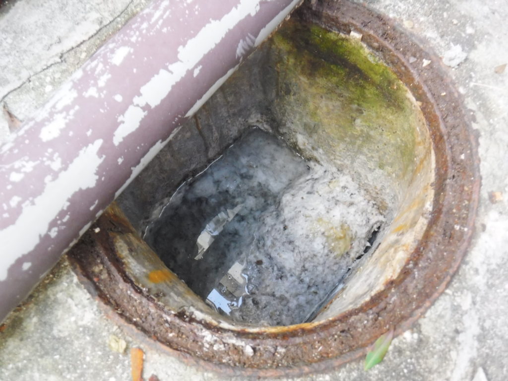 排水管が詰まりマンホールが汚物でいっぱいです