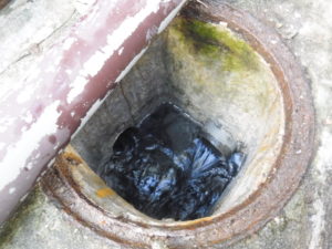 排水管が詰まりマンホールの汚物清掃後