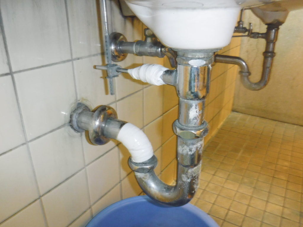 トイレの洗面器の水漏れと部品の故障