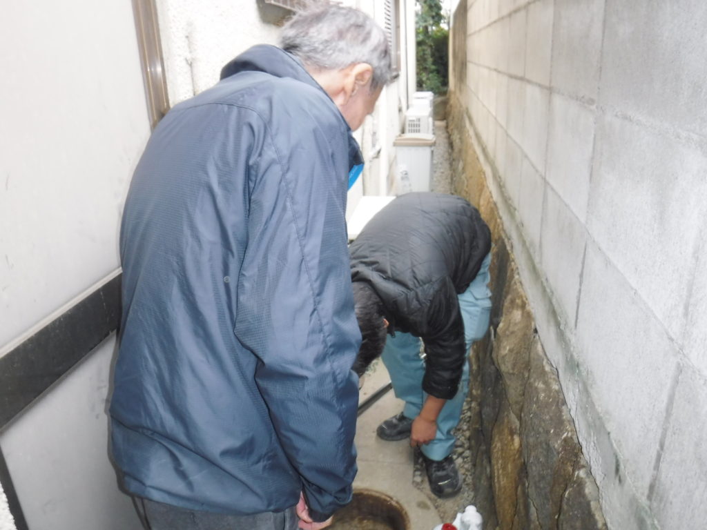 兵庫県芦屋市での汚水桝、雨水会所の劣化修理作業中
