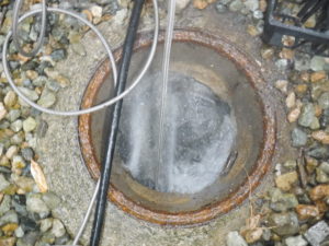 屋外排水管の高圧洗浄作業中